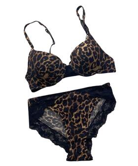 Ensemble femme avec soutien-gorge balconnet rembourr&eacute; en microfibre et dentelle et culotte br&eacute;silienne Pura P0857C 
