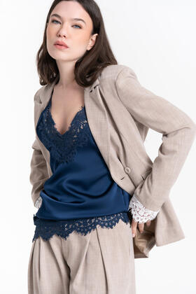 TOP IN RASO CON PIZZO E SPALLINA STRETTA FIORENZA AMADORI MM357.880
&nbsp; 