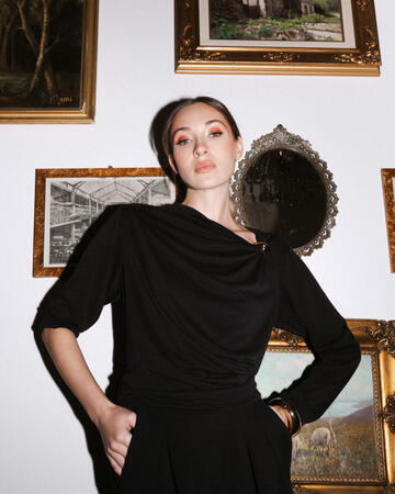 MAGLIA DRAPPEGGIATA CON DETTAGLIO GIOIELLO FIORENZA AMADORI 67020&nbsp;