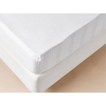 Coprimaterasso matrimoniale realizzato in tessuto mille righe. Dotato di maxi angoli per una perfetta aderenza al materasso. L sua copertura antiacaro, antibatterico e anallergico offre una difesa efficace contro allergeni e microorganismi.Misure: 180 X 200 + 25 cmColore: Bianco - CIAM Centro Ingrosso Abbigliamento