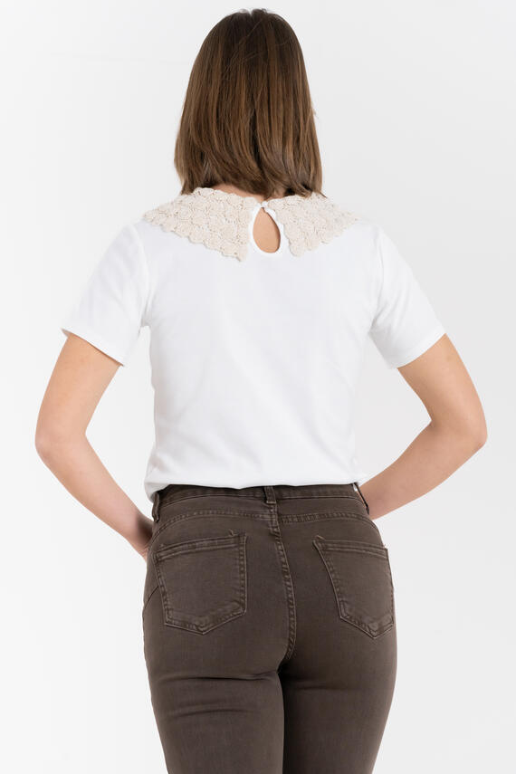 T-SHIRT CON COLLETTO RICAMATO FIORENZA AMADORI R2702
&nbsp;