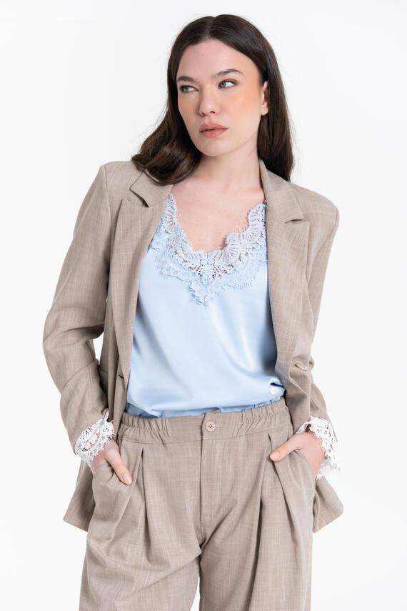 TOP IN RASO CON PIZZO E SPALLINA STRETTA FIORENZA AMADORI MM357.880
&nbsp;