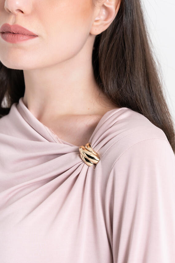 MAGLIA DRAPPEGGIATA CON DETTAGLIO GIOIELLO FIORENZA AMADORI 67020
&nbsp;