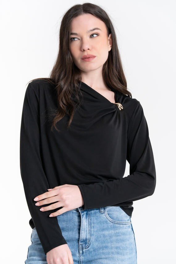 MAGLIA DRAPPEGGIATA CON DETTAGLIO GIOIELLO FIORENZA AMADORI 67020
&nbsp;