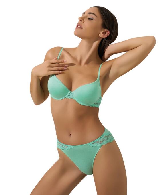 Женский комплект Pura P0844C, включающий бюстгальтер-балконет с подкладкой из бамбукового волокна и бразильские трусики.