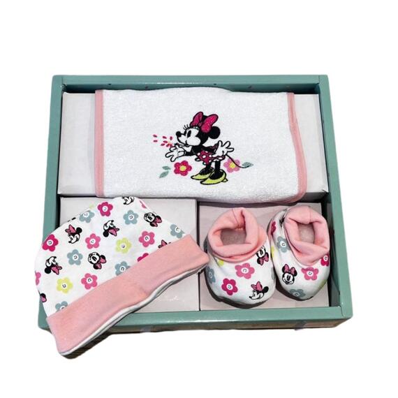 3-PIECE BABY LAYETTE SET: BIB, SHOES AND HAT DISNEY WR6002
